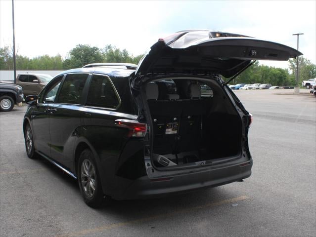 2022 Toyota Sienna LE