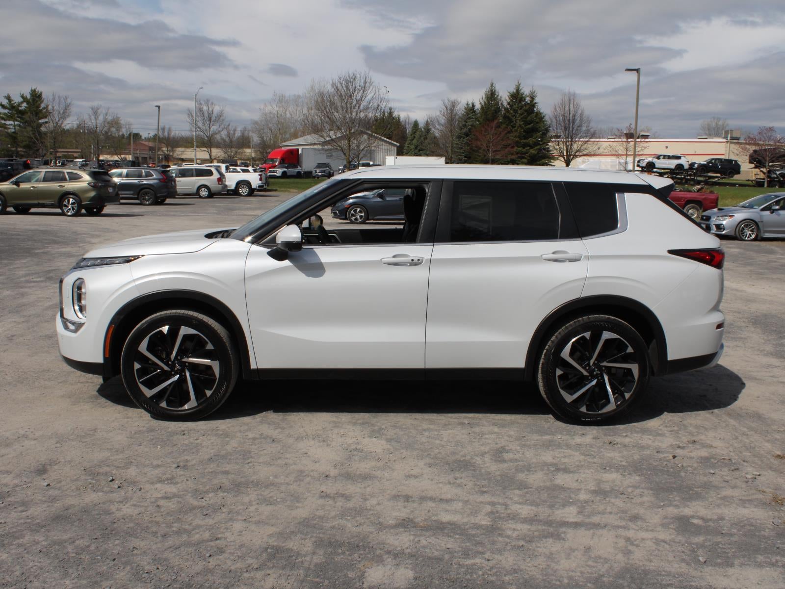 2024 Mitsubishi Outlander SE