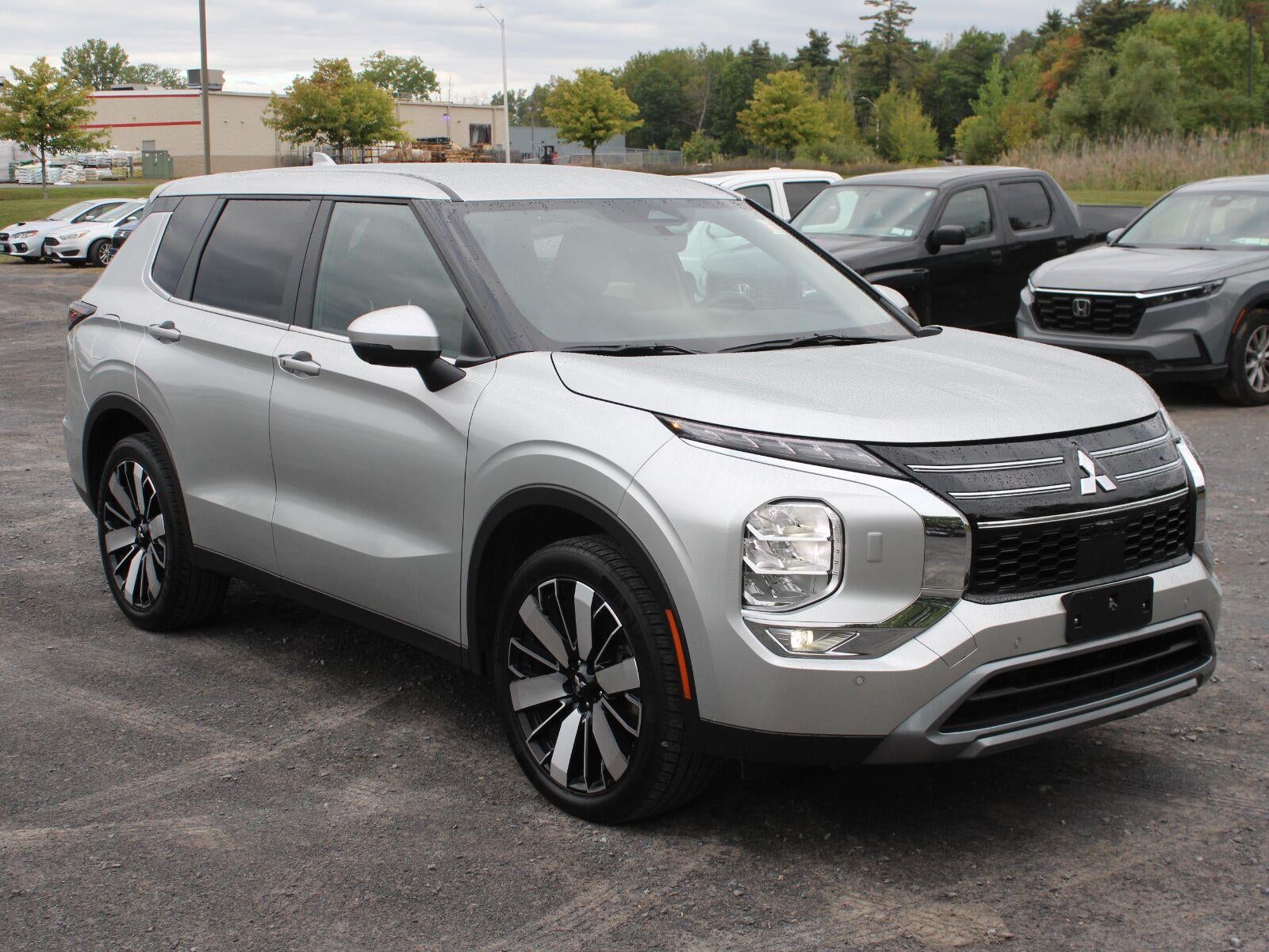 2025 Mitsubishi Outlander SE
