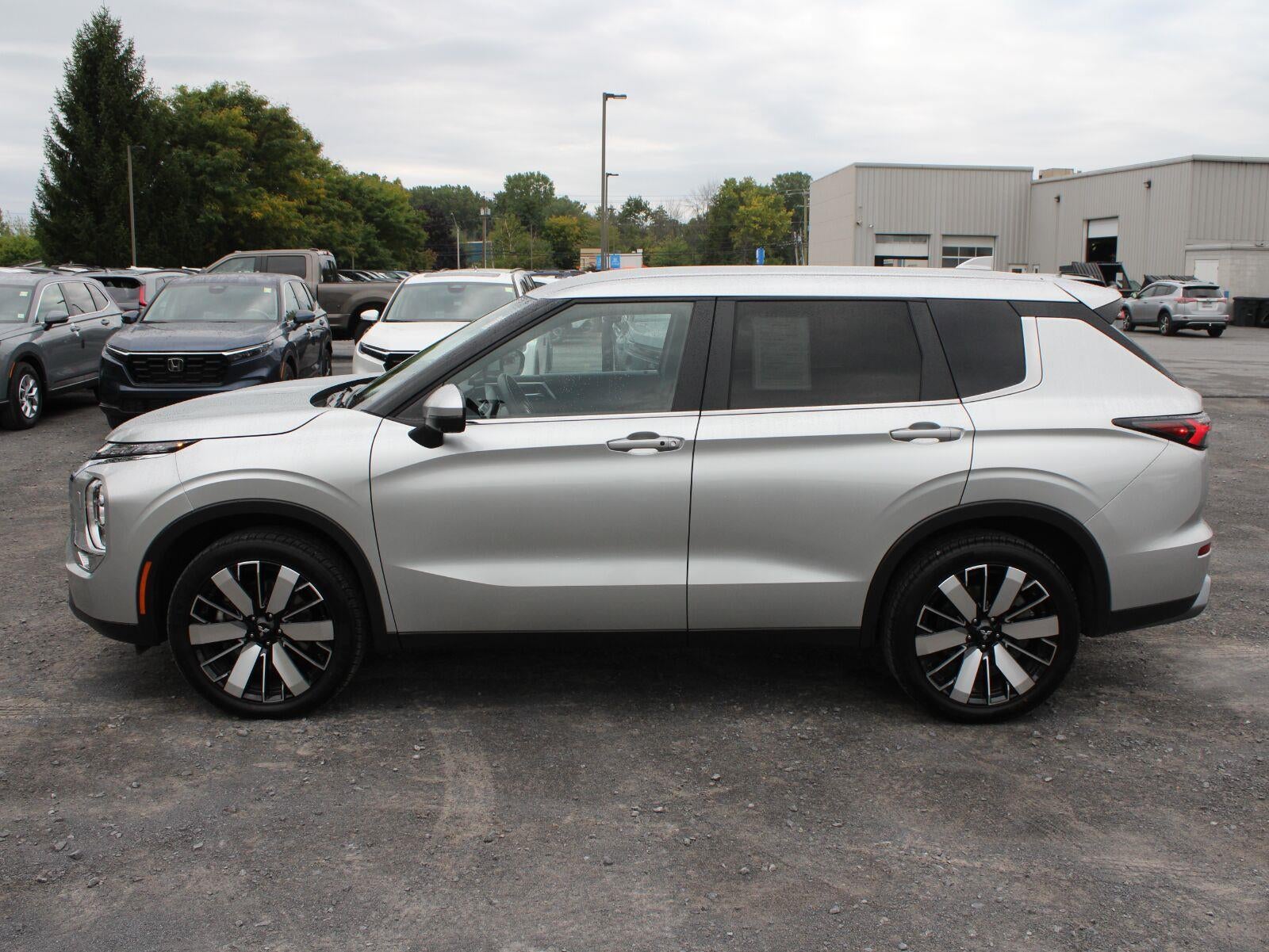 2025 Mitsubishi Outlander SE