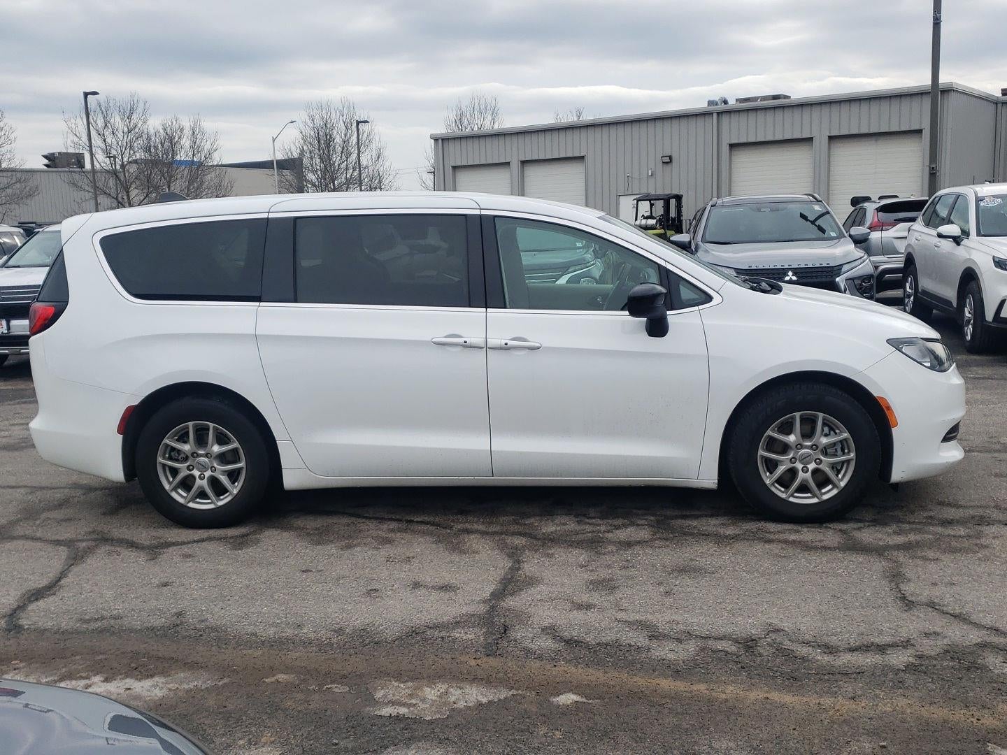 2022 Chrysler Voyager LX