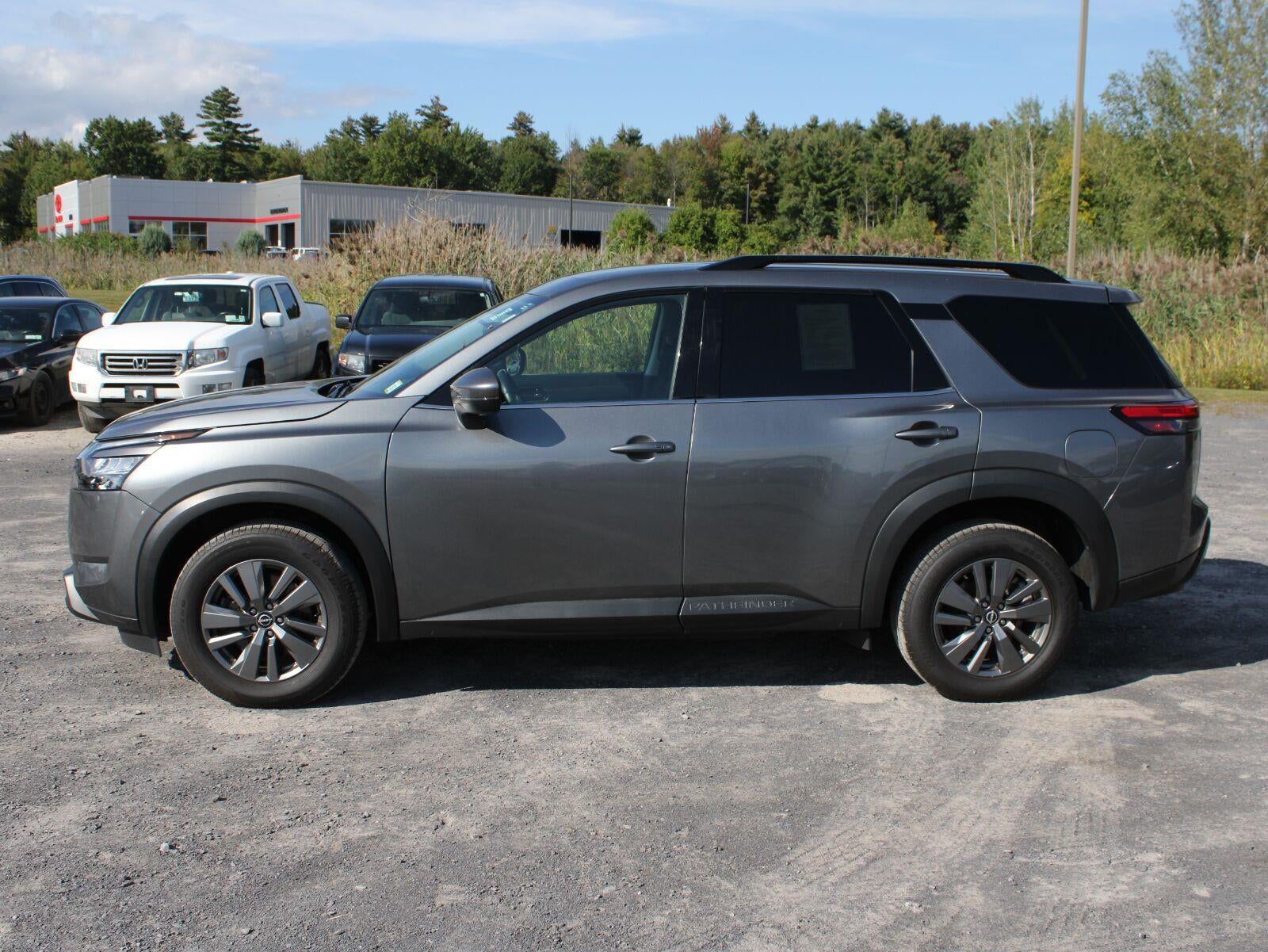 2025 Nissan Pathfinder SV